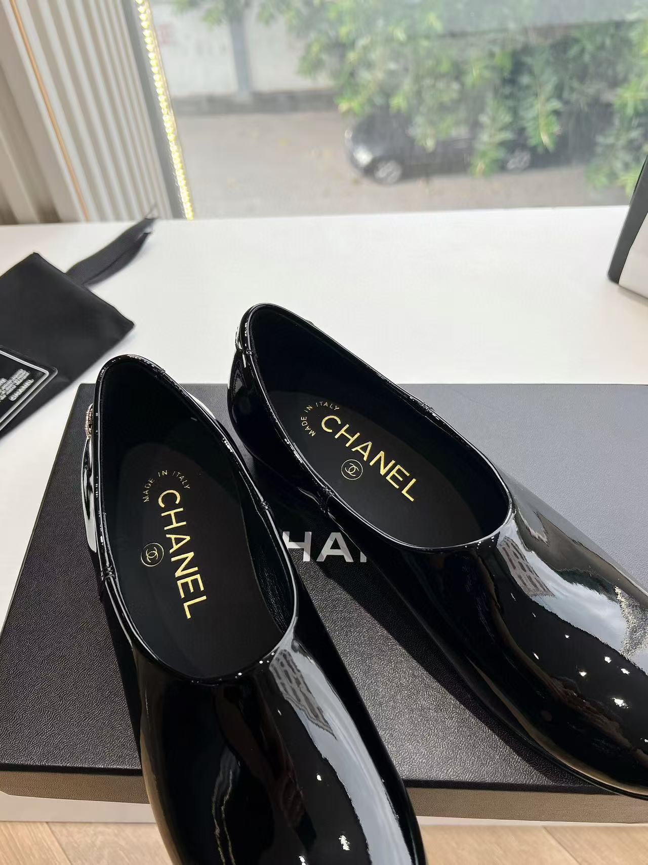 CHANEL MOASINS BLACK PATENT CALFSKIN GHW