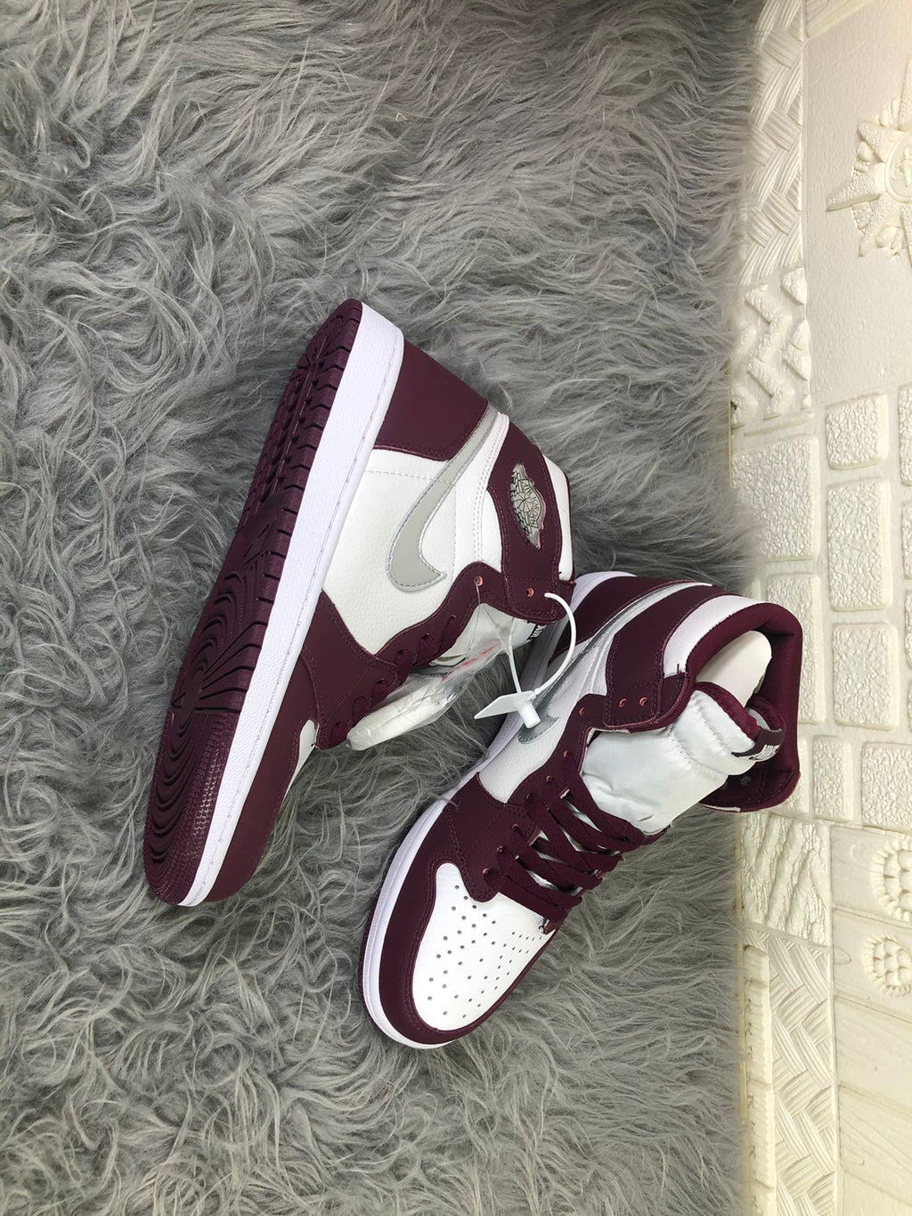 Nike Air Jordan 1 Retro High OG Bordeaux Sneakers 555088-611