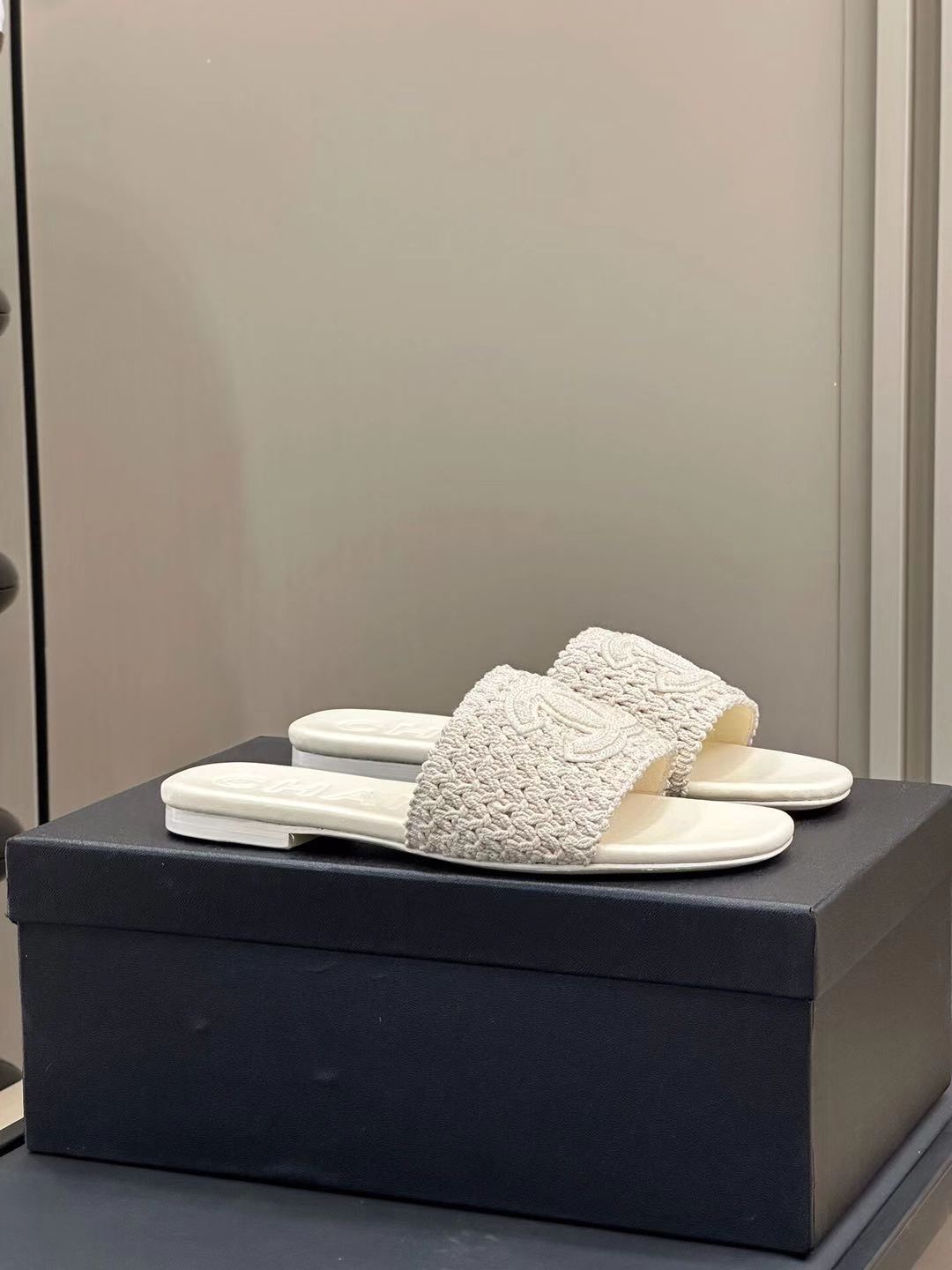 CHANEL WOVEN SLIPPERS WHITE COWHIDE SOLE