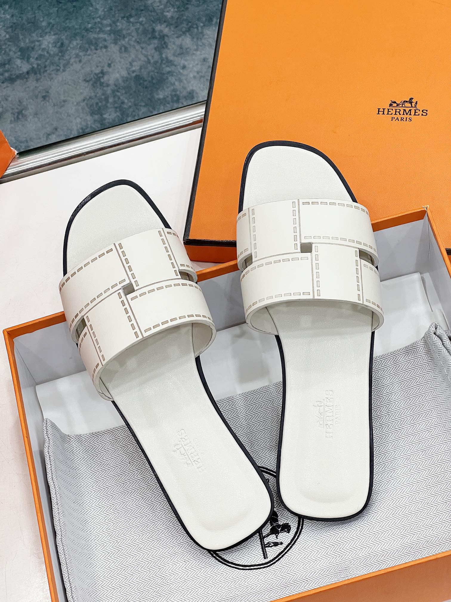HERMES IDIOMA SANDAL IN WHITE CREAM CALFSKIN